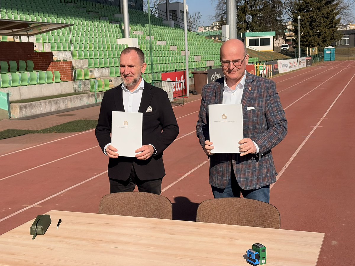 Łukasz Piekarski tweet media