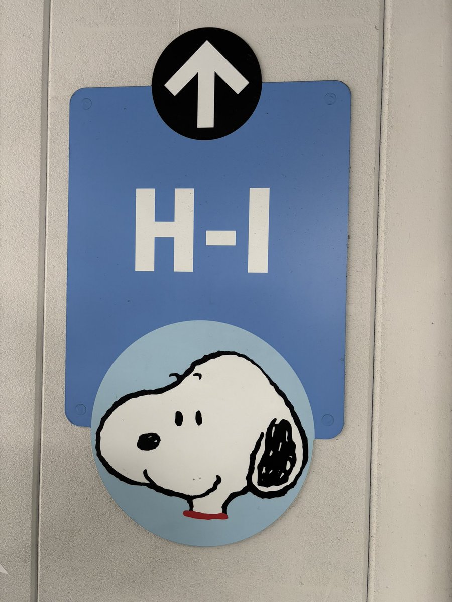SNOOPY_ST3103's tweet photo. すっかり遅くなってしまいましたが今週ユニバに行ってきました。
駐車場のスヌーピー
笑顔でお出迎え🐾✨

#SNOOPY #PEANUTS https://t.co/dTlor2fhRn