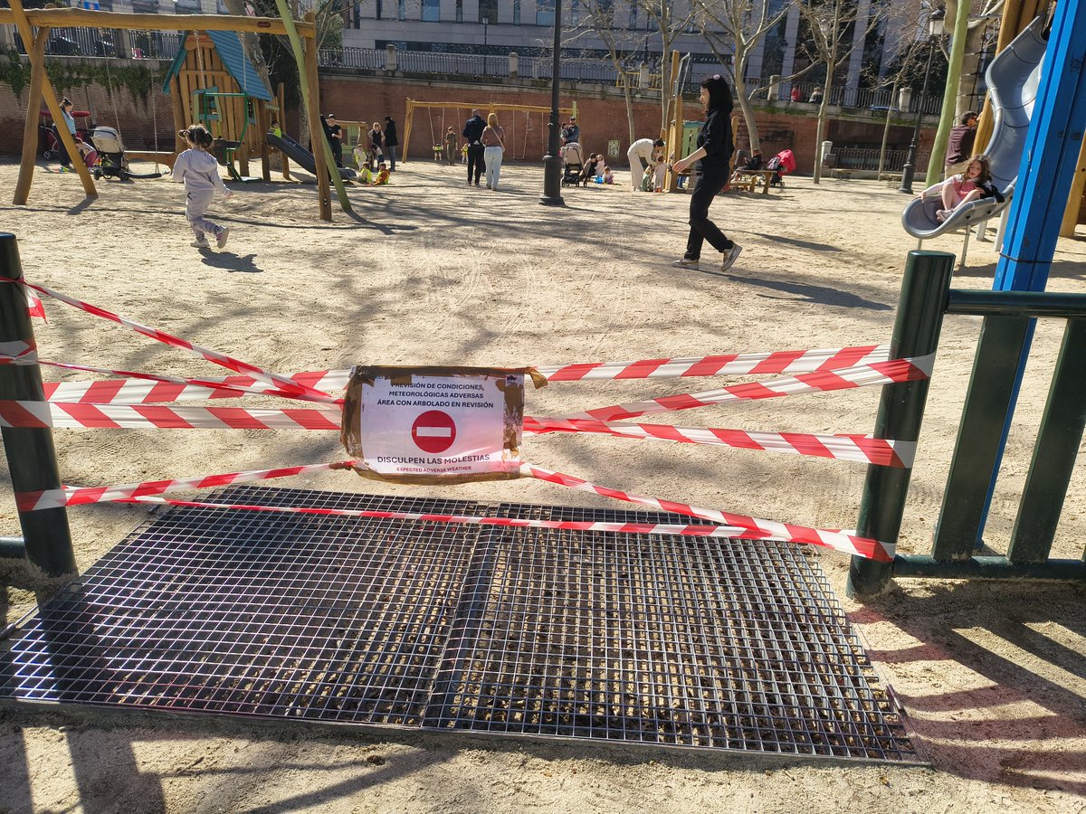 LoreArMa's tweet photo. @Lineamadrid Parque infantil de los jardines de Lepanto. Lo acaban de cerrar por supuesta previsión de viento. Pero en la Aemet no hay ningún aviso de alerta ni hoy ni el fin de semana.
La gente sigue dentro o entran al llegar. No tiene sentido ordenar su cierre. https://t.co/7GwC9YqPlc
