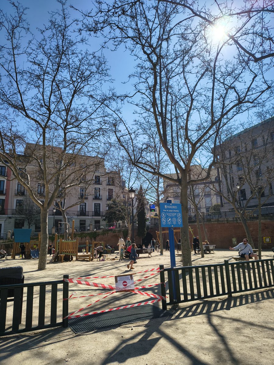 LoreArMa's tweet photo. @Lineamadrid Parque infantil de los jardines de Lepanto. Lo acaban de cerrar por supuesta previsión de viento. Pero en la Aemet no hay ningún aviso de alerta ni hoy ni el fin de semana.
La gente sigue dentro o entran al llegar. No tiene sentido ordenar su cierre. https://t.co/7GwC9YqPlc