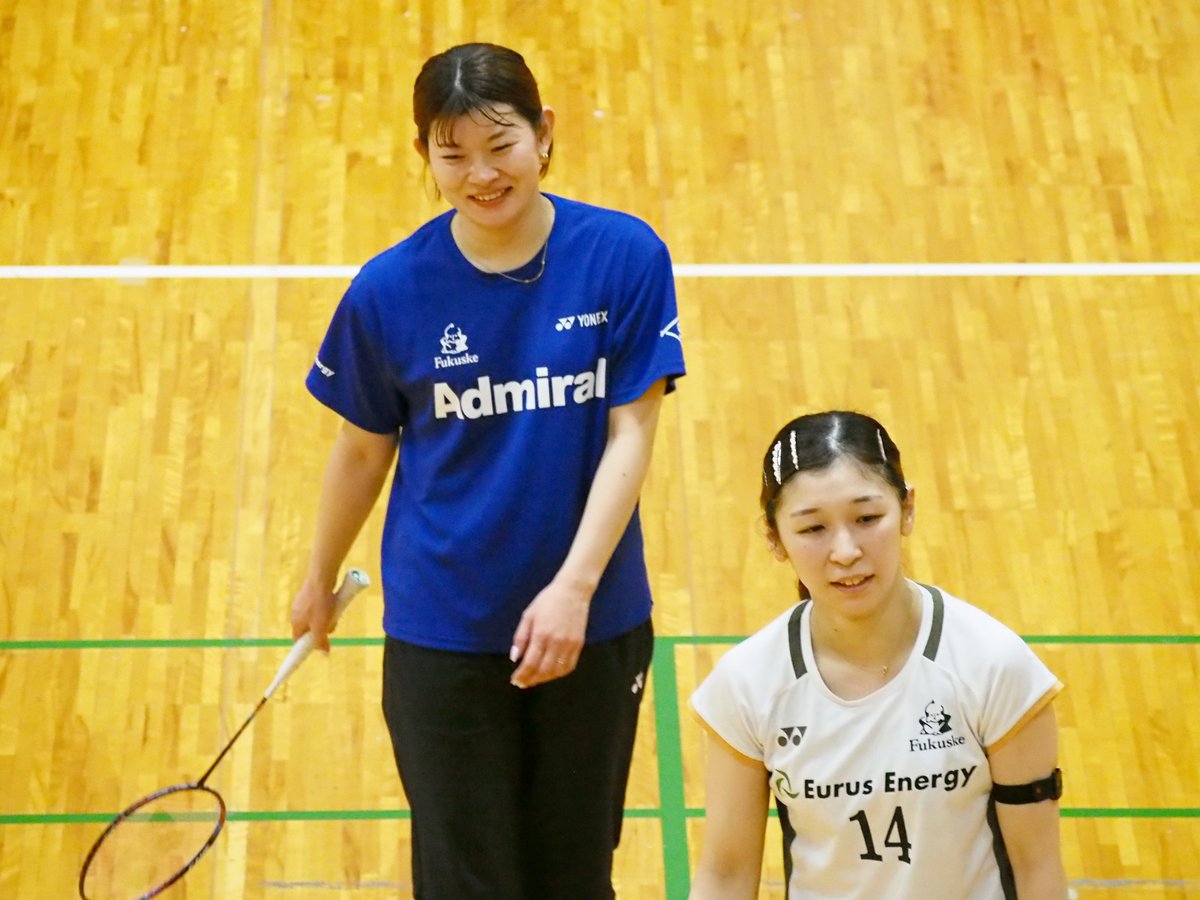 arabesque_kt's tweet photo. クイーンズサーキット2025(6)兵庫大会
高橋礼華・鈴木いよ乃ペア
(豊田通商)

日本バドミントン界のオールタイムMVP
2016リオ五輪の金メダリスト
豊田通商の髙橋コーチがQCでプレーを披露して下さいました
パートナーはウルスラの後輩、いよ乃選手

いやーっ、私も興奮したね
こんなにじっくり髙橋さんを撮れたの初めてだな
現役でおられた頃は観客席に空きが無かったもん

橿原ジュニアご出身の髙橋コーチ
今日のお礼に近鉄八木駅前のだんご庄さんのきな粉たっぷりのお団子持っていかなきゃ