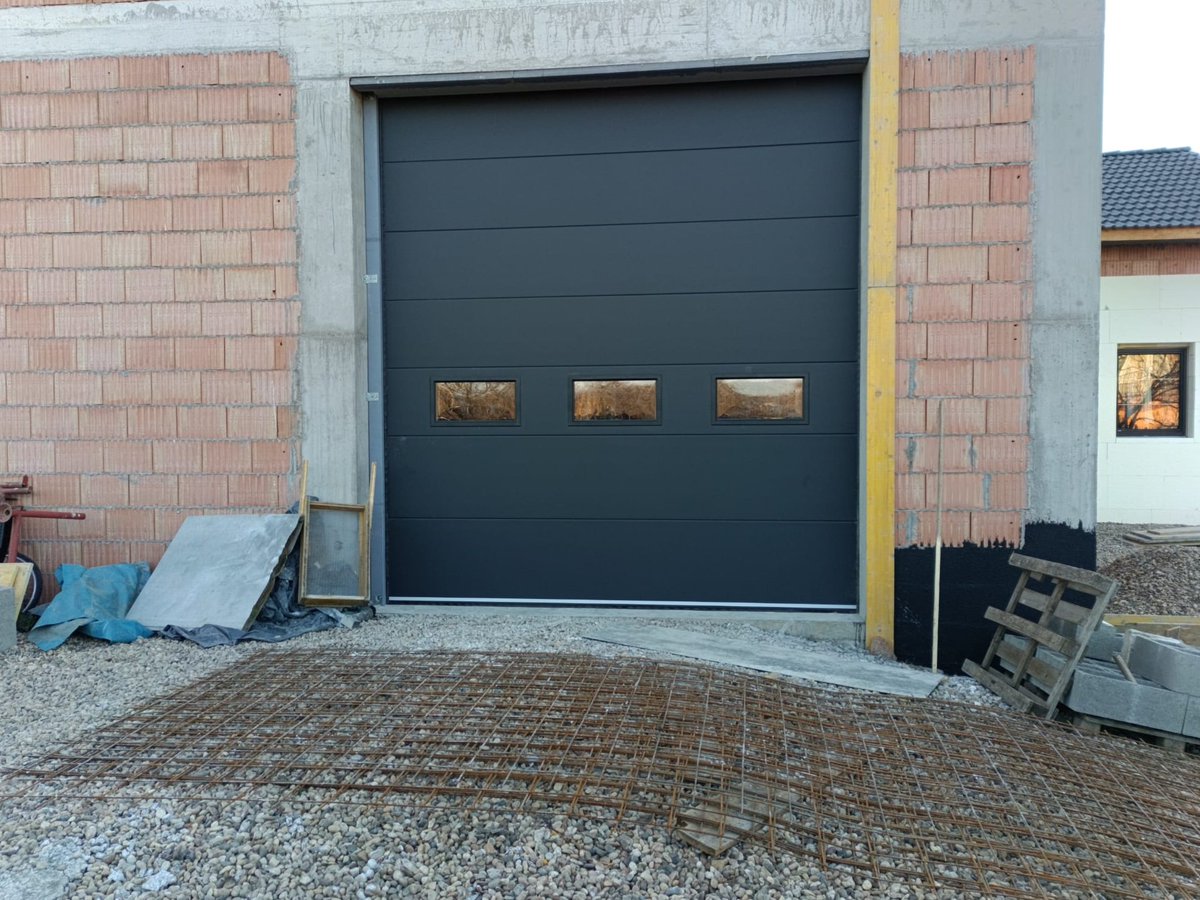 📷 Manolly SRL – Soluții moderne pentru uși de garaj  
📷 Contactează-ne pentru ofertă și consultanță!
Investește în confort, siguranță și calitate.
0728162532
office@manolly.ro
 Usa sectionale 3700×3700 antracit dungat cu 3 geamuri