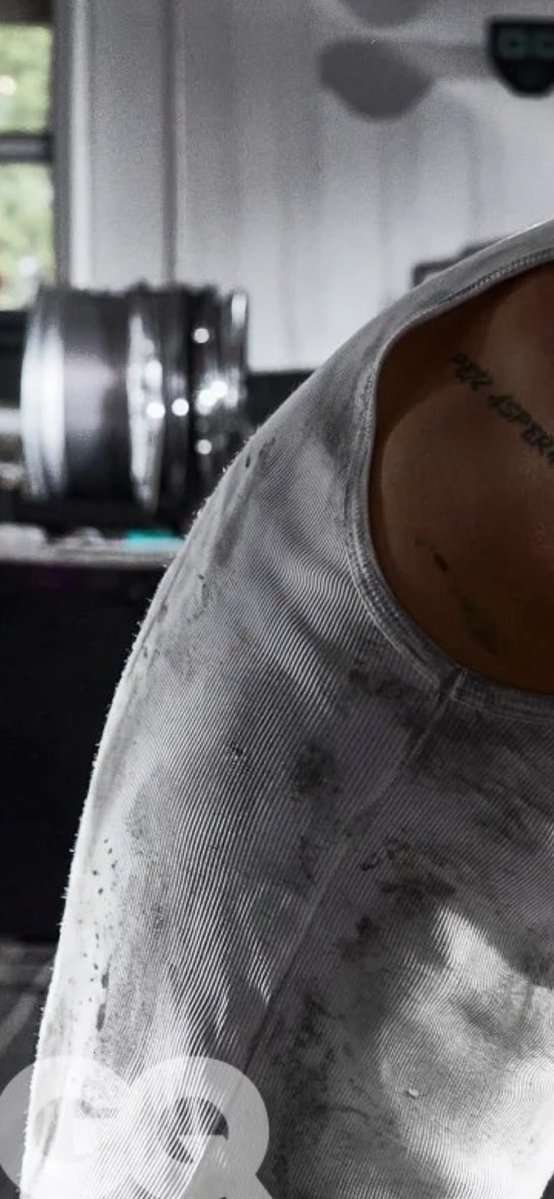 ดีเทลเสื้อช่าง ไม่ใช่แค่เลอะคราบนะคะ เสื้อก็ขึ้นขนด้วย ไม่พอค่ะ ยังมีรูตามดอีก ความละเอียดนี้ ชั้นชอบบบบบ 555555