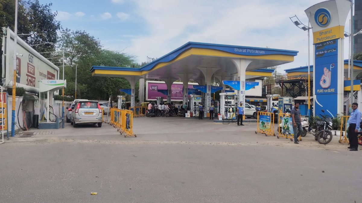 BPCLDELHIRETAIL's tweet photo. Fuelling operations at BPCL Delhi Outlets are running normally and without any hitches. Our dedicated teams are on hand, delivering seamless service nationwide. Your safety and convenience come first-drive in with confidence! 
Thank you for choosing Bharat Petroleum.
@BPCLimited https://t.co/ID1u8TQgV7