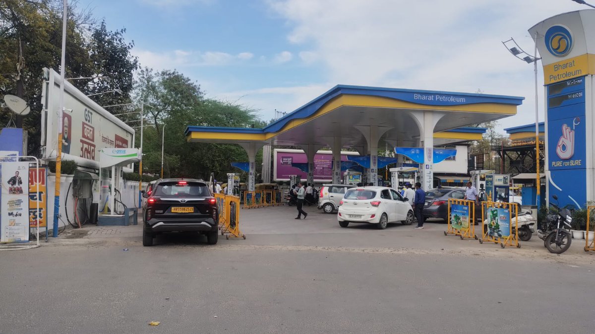 BPCLDELHIRETAIL's tweet photo. Fuelling operations at BPCL Delhi Outlets are running normally and without any hitches. Our dedicated teams are on hand, delivering seamless service nationwide. Your safety and convenience come first-drive in with confidence! 
Thank you for choosing Bharat Petroleum.
@BPCLimited https://t.co/ID1u8TQgV7