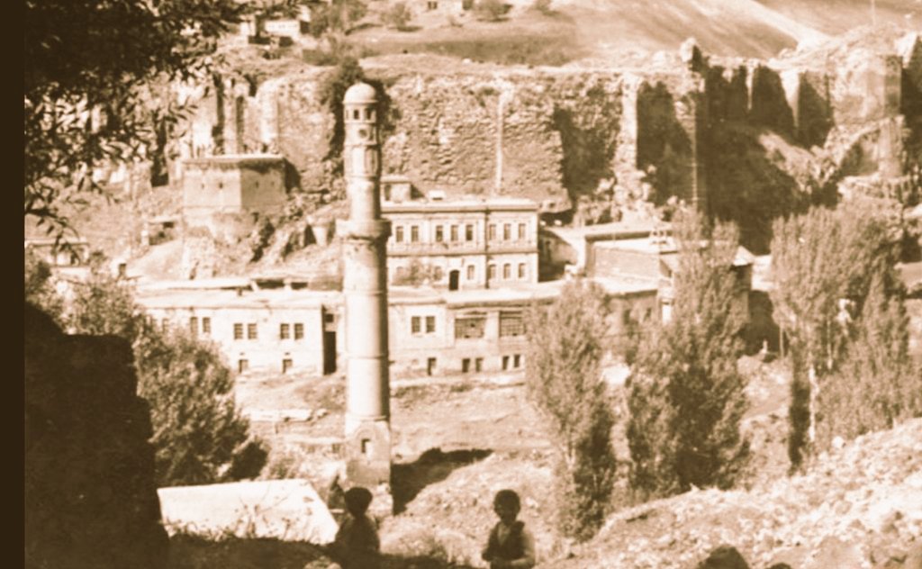 zeydanlioglu's tweet photo. Bitlis'e dair:

"5 minare" yoktur
"Nemrut Krater Gölü dünyanın 2. büyüğü" değildir
Ahlat'daki mezarlık tarihte Selçuklu olarak geçmez ve "dünyanın en büyük Müslüman mezarlığı" da değildir
"İhlasiye Medresesi'nin Selçuklular ile alakası" yoktur
"Şerefhan(ê Bedlîsî) Acem" değildir https://t.co/QFxaUv6dKy