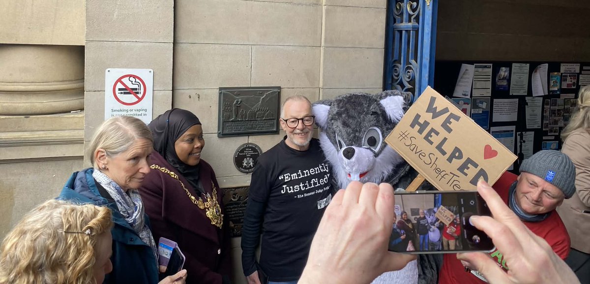 TheSadSquirrel's tweet photo. Happy Day for The Sad Squirrel as #Sheffield Council unveil historic plaque commemorating campaigners for saving over 12,000 street trees from £2.2 Billion PFI destruction! #SaveSheffTrees 🌳❤️ https://t.co/ye5cwKoOlP