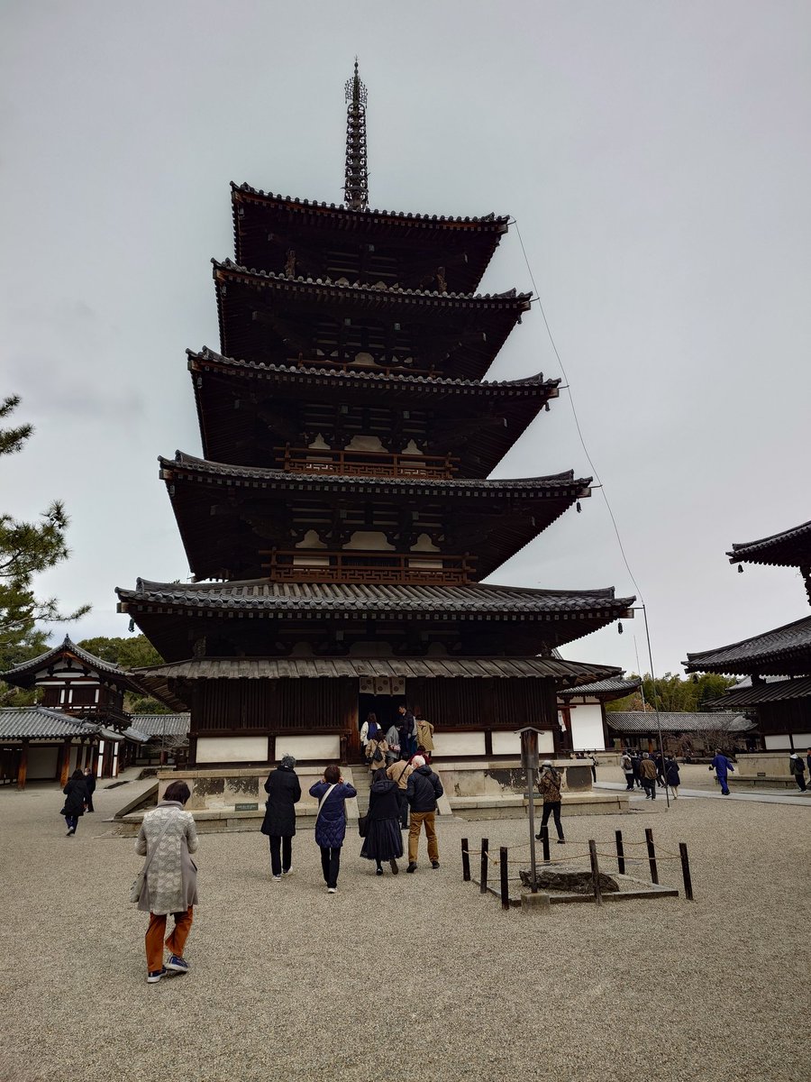 yoshi0430_study's tweet photo. 今日は法隆寺と薬師寺、唐招提寺をめぐってきました🚃
法隆寺は修学旅行生が多かったですが、概ねすいていて快適に見学できました😊
それにしても寒かった…
風邪ひかないように暖かくして休みます🛌 https://t.co/GXEnbZ2K4E