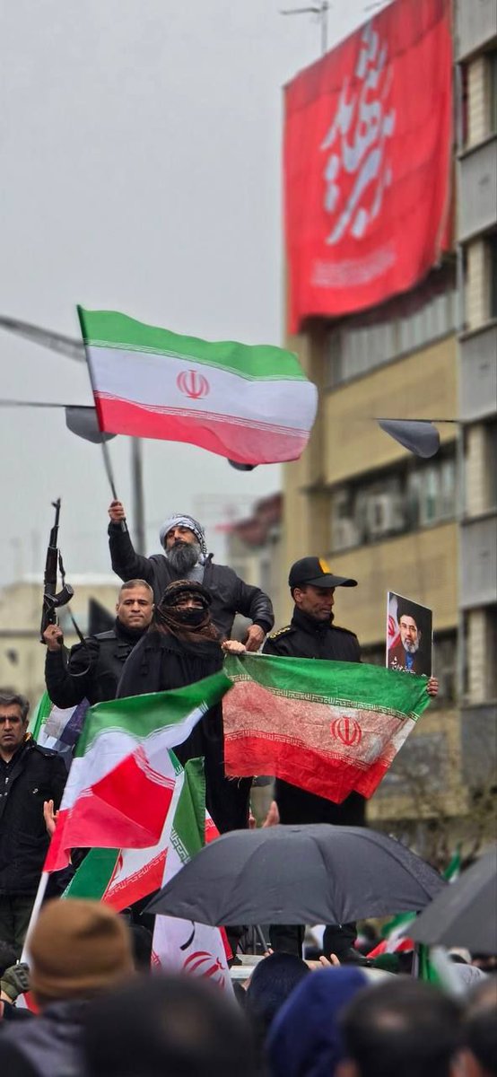 myst_fa's tweet image. حتی به قیمت جونمون هم که شده 
نمیذاریم این پرچم پایین بیاد 
ما ملت شهادتیم