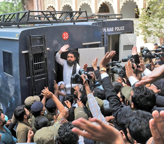 جب عدلیہ ہی آئین کی دھجیاں اڑانے کا راستہ دکھائے تو عوام کس کے پاس جائیں؟ آج کی ملتوی سماعت کوئی اتفاق نہیں، یہ نظامِ انصاف پر گہرا سوالیہ نشان ہے۔
 #سعدرضوی_کوسامنےلاؤ 
Saad Rizvi