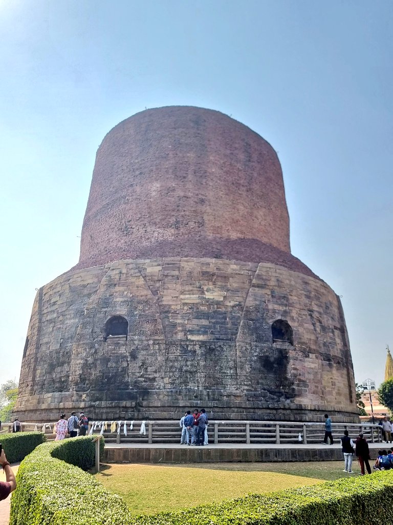 dhruman39's tweet photo. The #cradle of #Buddhism, the #Dhamekstupa in #Varanasi!
#Sarnath, where #LordBuddha gave his #first sermon after attaining #enlightenment!
The massive #Stupa is 43 meters high-28 metre wide & built by Emperor #Ashoka in 249 BC!
#Benaras
@uptourismgov
@IndiaHistorypic https://t.co/lUzn1yGPtH