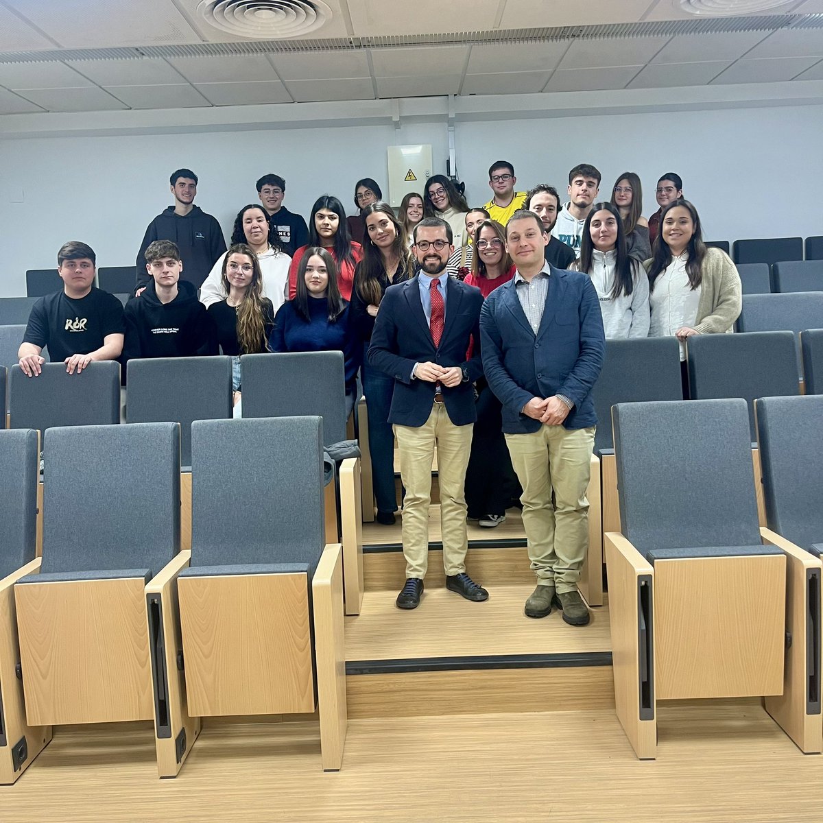 ste_bini's tweet photo. 🌐 Internacionalización. Gracias a la Profa. Anna Zilli, @uniud y al Prof. Giulio Centamore, @Unibo por la grata visita y por compartir buenos momentos e investigaciones comparadas. Querida Anna, querido Giulio: un placer caminar juntos y construir nuevos puentes de colaboración! https://t.co/nyhTYItZyO