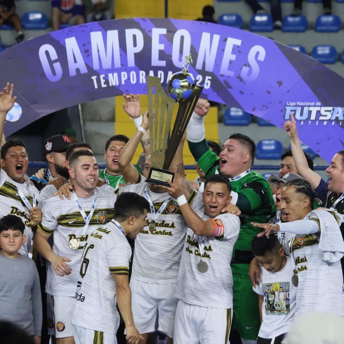 wijors's tweet photo. Como le explico a mis amigos que el campeón de Futsal de Guatemala se llama “Dobladas” San Carlos ? 😮‍💨😅

Le ganaron 5-3  a Glucosoral ( el equipo del Zancudo Estrada) 

El marco de aficionados impresionó! En jueves!!! https://t.co/szvL6HBgy3