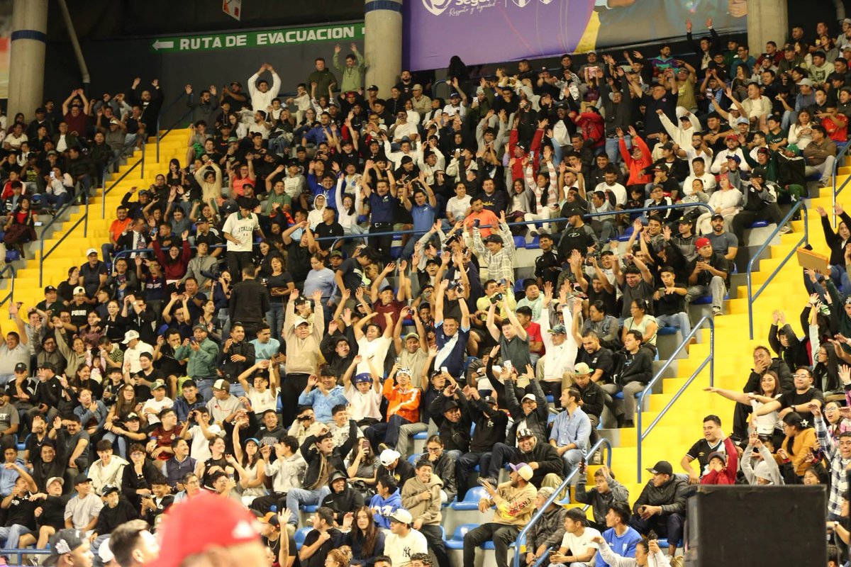 wijors's tweet photo. Como le explico a mis amigos que el campeón de Futsal de Guatemala se llama “Dobladas” San Carlos ? 😮‍💨😅

Le ganaron 5-3  a Glucosoral ( el equipo del Zancudo Estrada) 

El marco de aficionados impresionó! En jueves!!! https://t.co/szvL6HBgy3