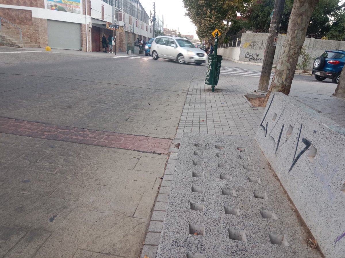 cnavarroh's tweet photo. @Munivillalemana  Calle Latorre 205, frente al colegio San Agustín, las bancas están mal orientadas, respaldo debería estar hacia la calle, no los pies. Podría ocasionar una situación grave, sobre todo cuando hay niños. Literal los pies quedan casi bajo los vehículos. https://t.co/ElnM0gu14J