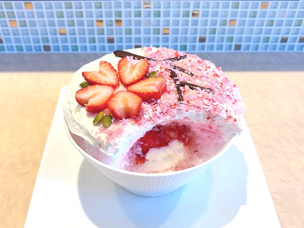 chiko_ri_'s tweet photo. 毎年楽しみな この時期ならではの
桜(R)🍧
ベースもさくら🌸
大好きなので毎年リピしています😋
本来は桜餡が入りますが
パンナコッタに変更していただきました🙇‍♀️
🥛エスプーマの上に
様々な食材を使って描かれた
店主さまこだわりのArt作品🌳
見て楽しめるし食べても楽しめる🍓

#KORICAFEANNIVERSARY https://t.co/CDtcHMBAwW