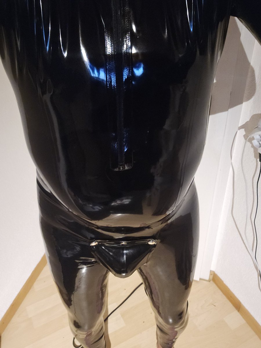 JurgMader's tweet photo. So macht das Wochenende richtig Spaß.  Latex von Kopf bis Fuss,  verschlossen im Voll Kg und dazu noch einen Plug,  was will man mehr als Keuscher Sklave ❤️❤️🔒💋 https://t.co/aF6AuSqi5X