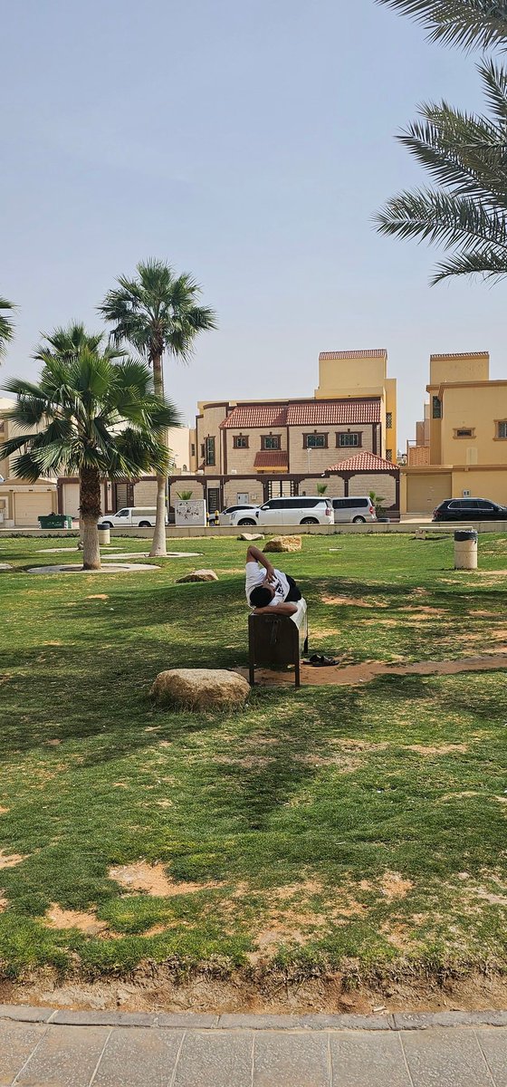 الروقان ... هو مزاج رايق وصفاوة مخ واسترخاء وتصالح مع النفس

واسهل تعريف للروقان مشاهدة هذي الصورتين