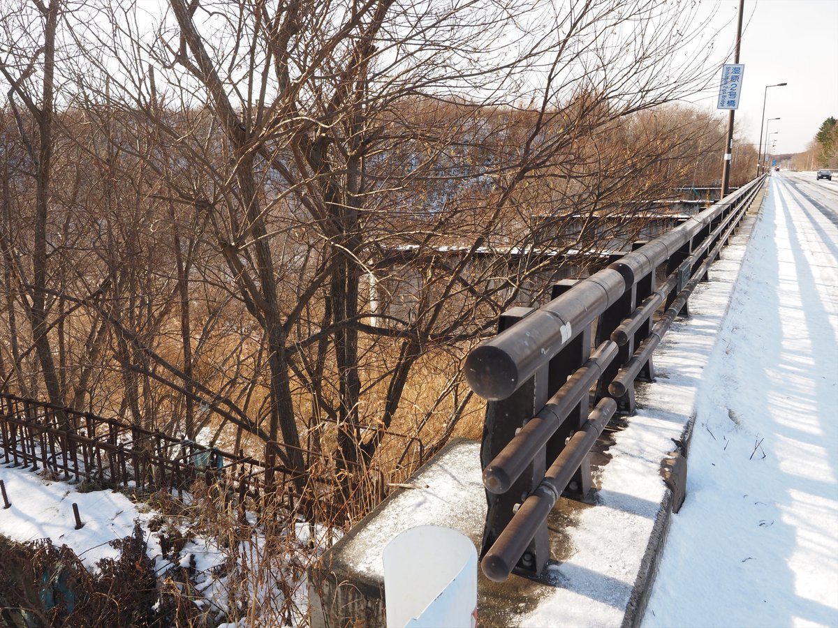 kswmochi's tweet photo. 苫小牧市美沢の道道129号静川美沢線。もともとは4車線を想定していたようで、湿原2号橋（2004年）脇には下り（新千歳空港方面）2車線分の用地と橋脚が確保されています。
なお柏原の道道が途切れる地点（写真3）と苫東中央ICを繋ぐ事業が2026年度開始見込みで、240mの長大橋が架けられるとのこと。 https://t.co/2yNJoJCUXL