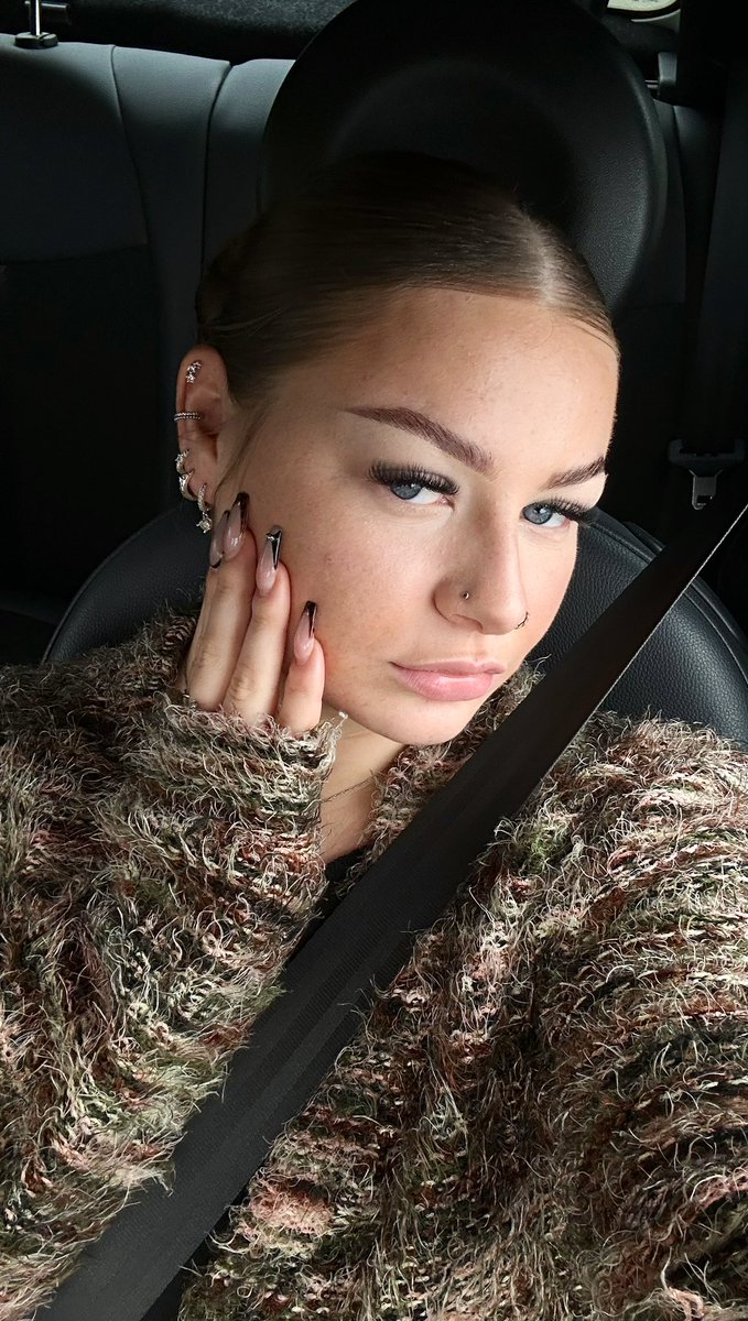 GoddessTeaggk's tweet photo. Just keep staring https://t.co/rhjj9vvWB3