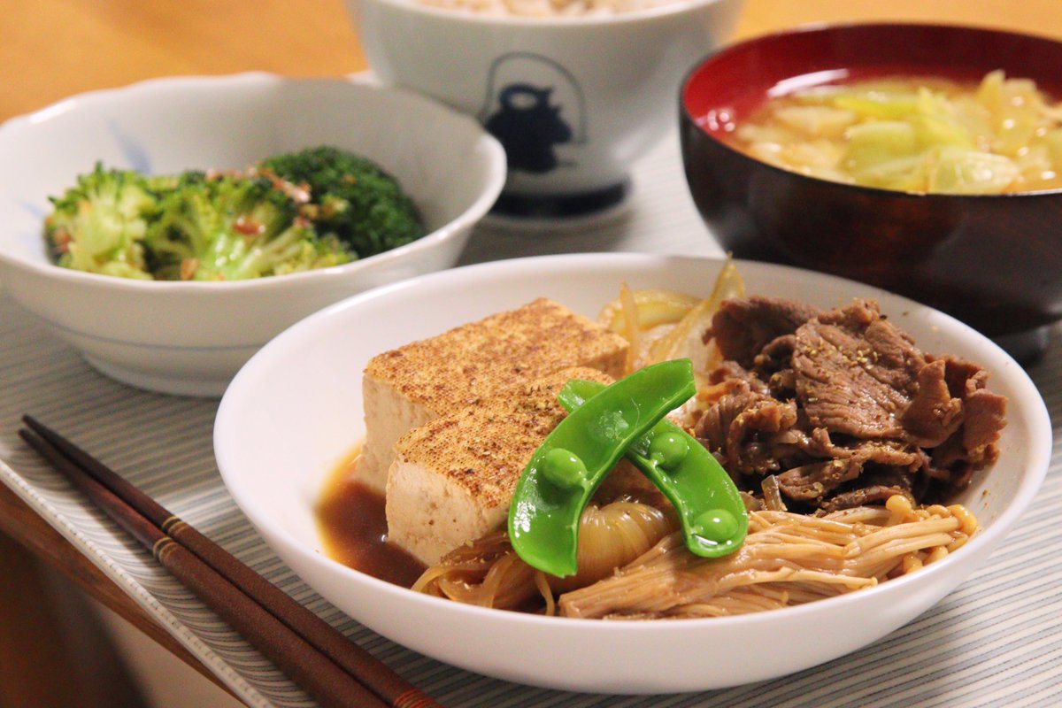etyuooo's tweet photo. 🥢肉豆腐、ブロッコリーのおかか和え、キャベツと油揚げの味噌汁

肉豆腐の味付けがいつも物足りなく感じるので少しだけ味濃いめにしたら、味染み染みでおいしくできた😍山椒をかけてみたら、香りがよくこれもあり😋

#おうちごはん #おうちご飯 #おうちごはん𓎩𓌉𓇋 #料理記録 #夕ごはん https://t.co/4FtAnTzSvK
