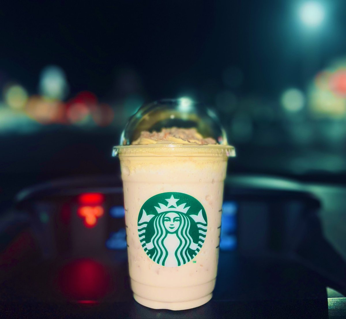 taka_v2's tweet photo. シュークリームフラペチーノ！
想像通りめっちゃ甘い！笑

#スタバ新作
#シュークリームフラペチーノ https://t.co/F6Bl4xpRK3