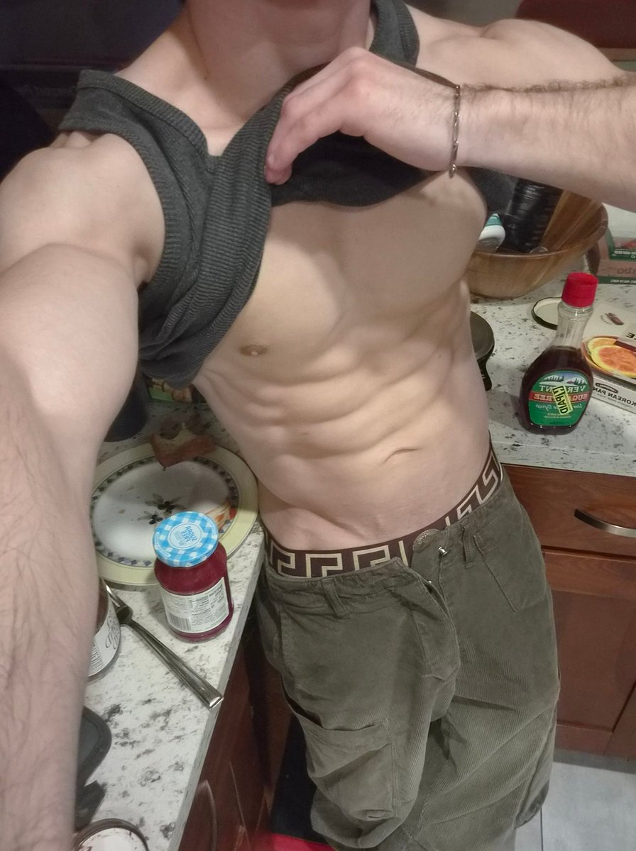 broteinpancakes's tweet photo. New pants and underwear at today's bread night 🙈 https://t.co/GyxKoad47q