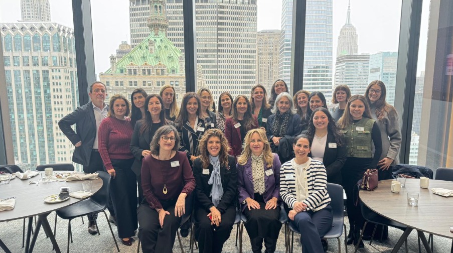 Desde AEMEES apoyamos el encuentro organizado por @FEDEPE en Nueva York sobre liderazgo femenino e IA junto a  <a href="/jpmorgan/">J.P. Morgan</a> .
La inteligencia artificial debe construirse con diversidad, ética e igualdad.
Más mujeres donde se diseña el futuro.
#MujeresEnIA #LiderazgoFemenino #AEMEES