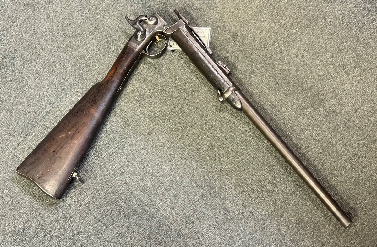 regimentalsjp's tweet photo. アメリカ南北戦争の前後には様々なブリーチローディングライフルが開発されました。
M1861スミスカービンは、デッカいクリップで止めてるだけという漢らしい(?)閉鎖方式です。
直感的で扱いやすいですが、ガタがでてきたときちょっと怖いですね😂 https://t.co/niqotCDWoN