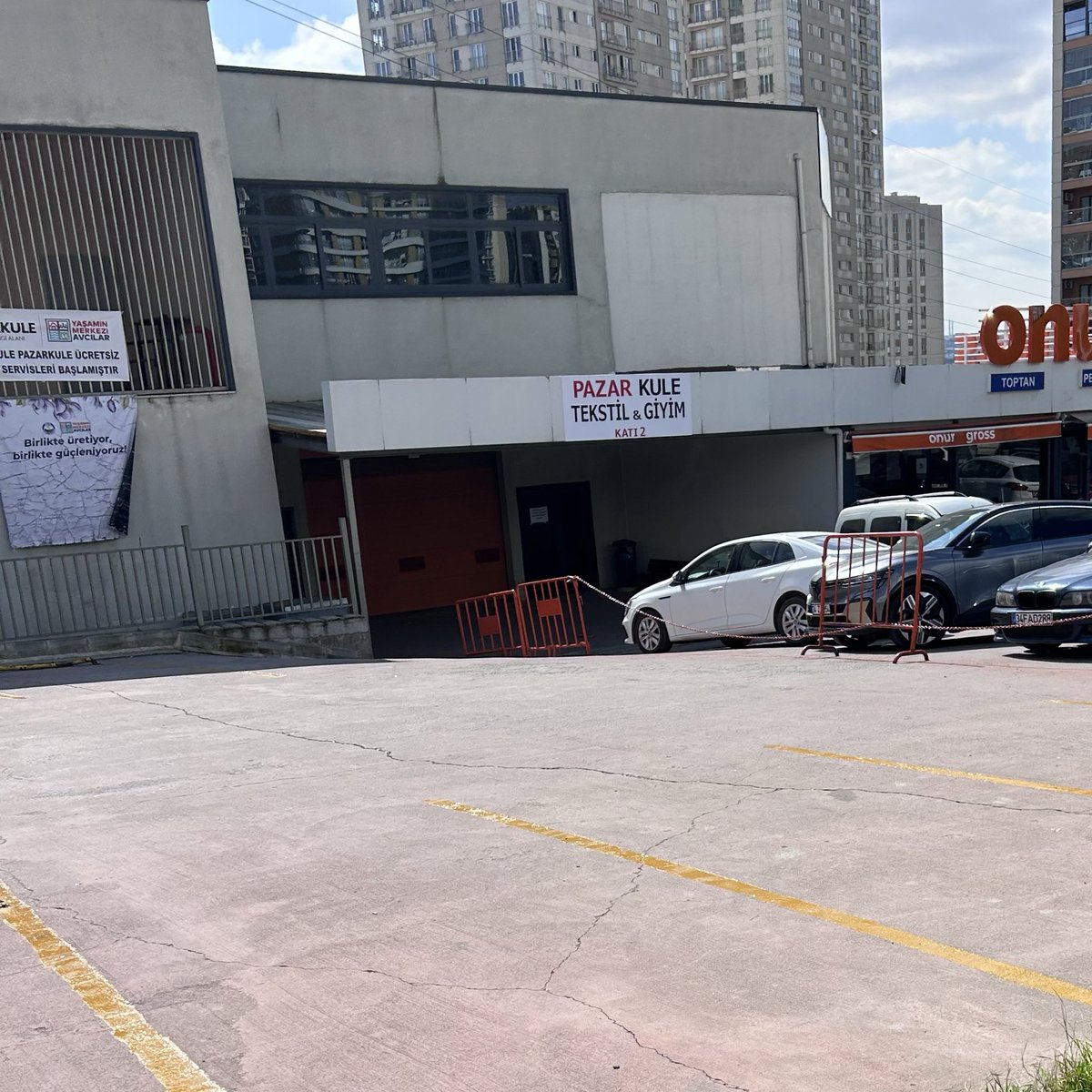 mahmuttokac's tweet photo. Ispartakule pazar yerinin otoparkını Cuma günleri zincirle kapatarak ibadet için gelen insanlara eziyet etmekten zevk mi alıyorsunuz? @utkucaykara @avcilarbel https://t.co/kjf9dZ313Y