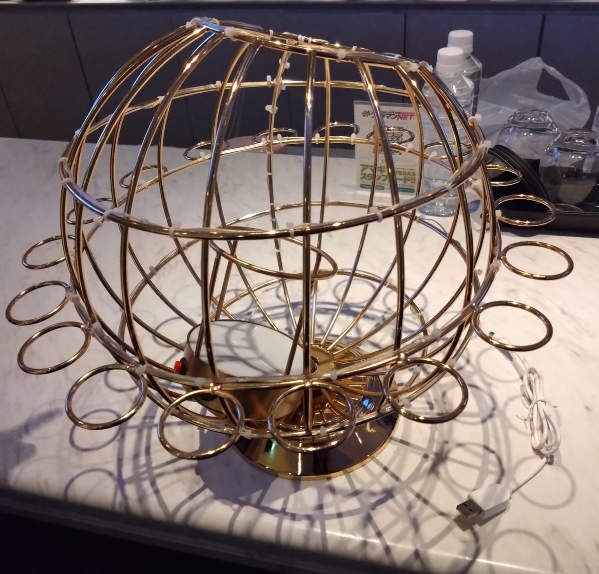 ショットグラスが乗る土星がお店に届きました🪐