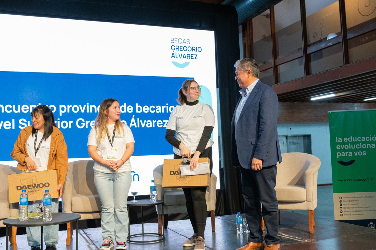Rolo_Figueroa's tweet photo. NEUQUÉN TIENE EL ÚNICO PROGRAMA DE BECAS PROVINCIALES DE LA ARGENTINA

Nuestro programa de Becas Gregorio Álvarez fue destacado por la UNESCO como el único programa provincial del país que acompaña a estudiantes de sectores vulnerables en todos los niveles educativos.

Impulsamos un cambio real: más oportunidades para que miles de neuquinos puedan estudiar, crecer y construir su futuro. La educación es la base del desarrollo y la igualdad en nuestra sociedad.