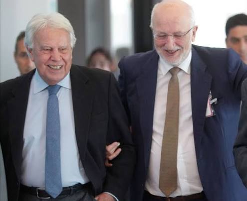 Este oligarca se llama Juan Roig y es el dueño de Mercadona. Su empresa fue la más subvencionada de toda España con los cursos de formación del gobierno de Felipe González.  
Tiene un patrimonio de 10.000M€. Financió a FAES de Aznar y tuvo que declarar por la caja B del PP.