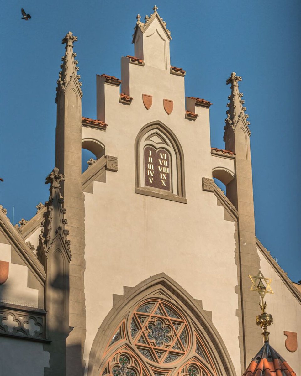 PragueEU's tweet photo. ✡️ 425 years ago, a life path of Mordecai Maisel (1528-1601) closed. A communal Jewish Town leader, benefactor &amp; visionary who financed &amp; built a synagogue bearing his name, as does a street: Maiselova. 🕍

Book a private walk to delve in bygone times 👉🏼 https://t.co/2lyWkGW51Z https://t.co/dSvbUBCobE