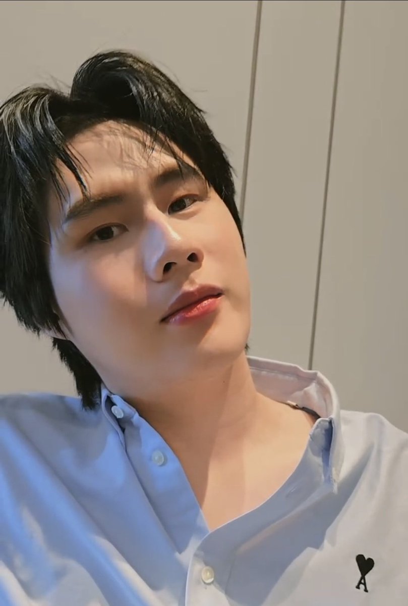 กำลังจะครบ 1 อาทิตย์ของทวิตนี้พอดี ฮีกลับมาแล้วจริงๆ รักวินนี่น้า เราไปด้วยกันต่ออีกยาวๆๆๆๆเลยนะ