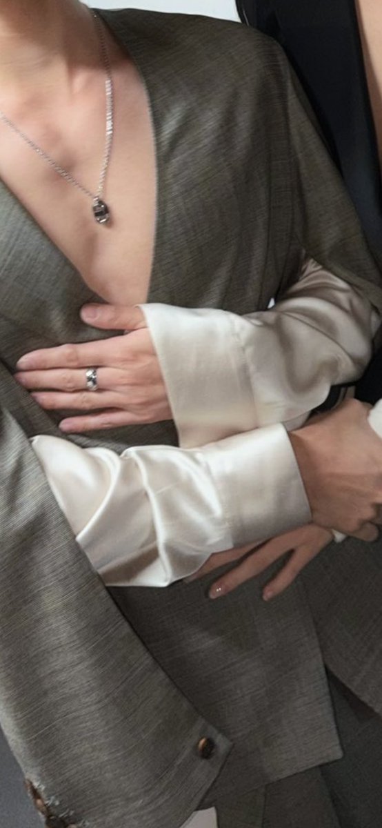 ตายๆๆๆๅ มือโทมัสแล้วดูมือยัยก้อง โคตรจะสวยยยย ไม่ไหวว รูปที่จะมีในฟิคทุกเรื่องงงงาน