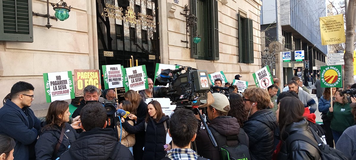 Unió de Pagesos diem prou a l'augment especulatiu del preu del gasoil!
Prou d'enriquir-se amb la guerra!
Prou víctimes innocents! 

Els costos s'han apujat desmesuradament. 
La pagesia pot veure perillar la seva viabilitat, i la ciutadania el seu poder adquisitiu.
#pagesiaOfoc🔥