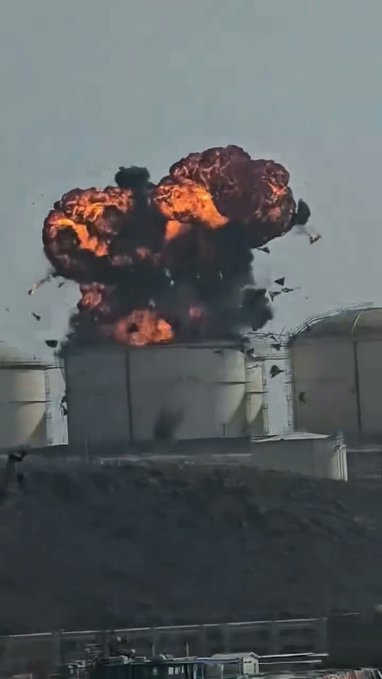 Bandera falsa: el general ruso Viktor Bondarev confirmó que los misiles y drones que apuntaron a Arabia Saudita y el Sultanato de Omán fueron lanzados desde el USS Lincolin, cerca de aguas internacionales adyacentes a Irán, con el objetivo de camuflarse y culpar a Teherán.