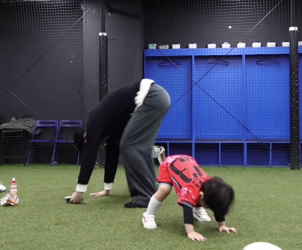 chamdarangeo805's tweet photo. 엉덩이 괴물 둘
                        (31살)                  (4살) https://t.co/ANyAWDPsDp