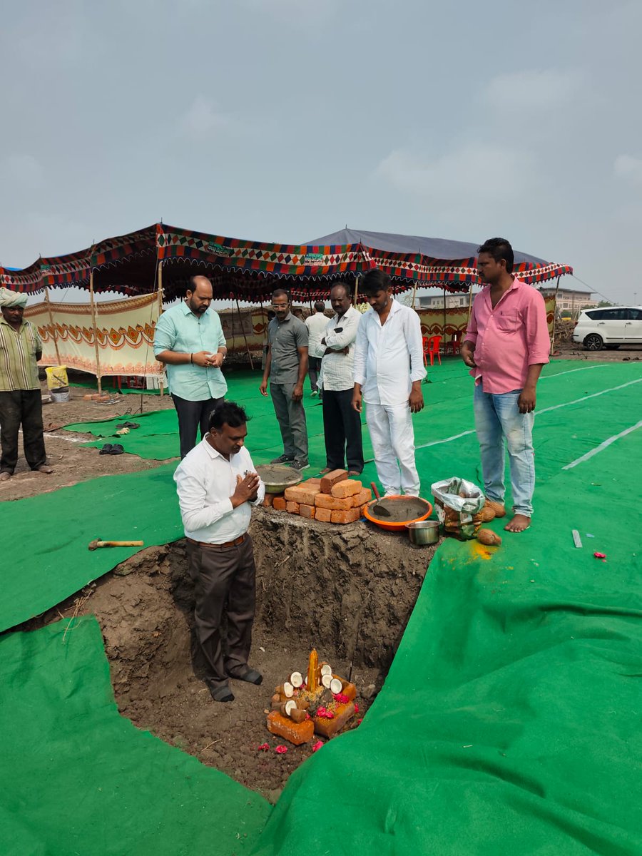 రాజధాని అమరావతిలో అగ్నిమాపక కేంద్ర నిర్మాణానికి భూమిపూజ  

ప్రజారాజధాని అమరావతిలో రాష్ట్ర ప్రభుత్వం పలు ప్రాంతాలలో అగ్నిమాపక కేంద్రాలను నిర్మించనుంది. ఈ మేరకు రాజధానిలో శాసనసభ, హైకోర్టు తదితర కీలమైన పరిపాలన భవనాలు నిర్మిస్తున్నటువంటి అమరావతి గవర్నమెంట్ కాంప్లెక్స్‌(AGC)లోని