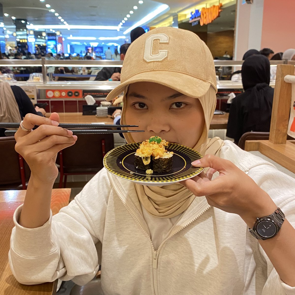 yaudakan's tweet photo. BERBUKAN DENGAN SUSHI LAGEEEEEE #jepoasa #iftaralie #bataline #iftarine #batalynn #ulimakan #daramadhan #maynahberbuka #noviyummy #lidiakeren https://t.co/NMVOHwFgy5