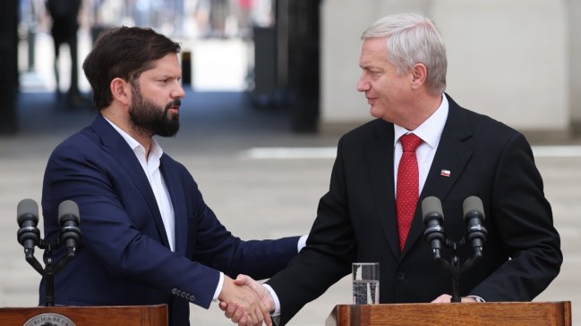 En Chile, post 2010, no hay alternancia en el poder, sólo un péndulo putrefacto que oscila entre la mierda Pinochetista y las fecas de las izqs de los 60s.
Entre 1990 y 2010 hubo cogobierno neoliberal en el Congreso.
En suma, de 1990 a 2026 no hubo democracia sólo postdictadura