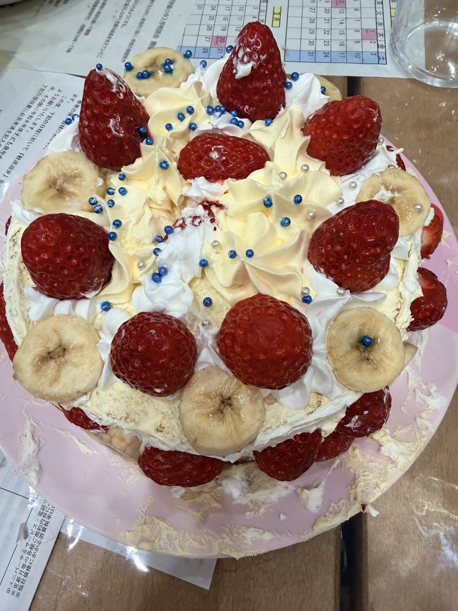 今日はあいくんの6歳のお誕生日と卒園式でした🌸めでたい🎉🎊
 我が家のケーキは人数多いので手作りケーキです🎂今年は大好きな恐竜のケーキでした♥️
 #大家族
 #誕生日
 #卒園式