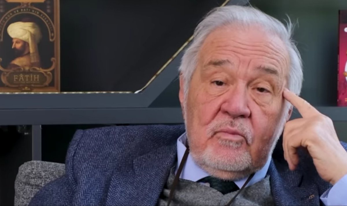 Başımız sağolsun Türkiye en önemli tarihçilerinden birini bir dâhiyi kaybetti, yerini doldurmak mümkün değil 😔 

Bize aktardığın her bilgi için, düzelttiğin her yanlış için, öğretirken güldürdüğün için Allah senden razı olsun, Mekânın cennet olsun 
İlber Ortaylı Hocam ❤️