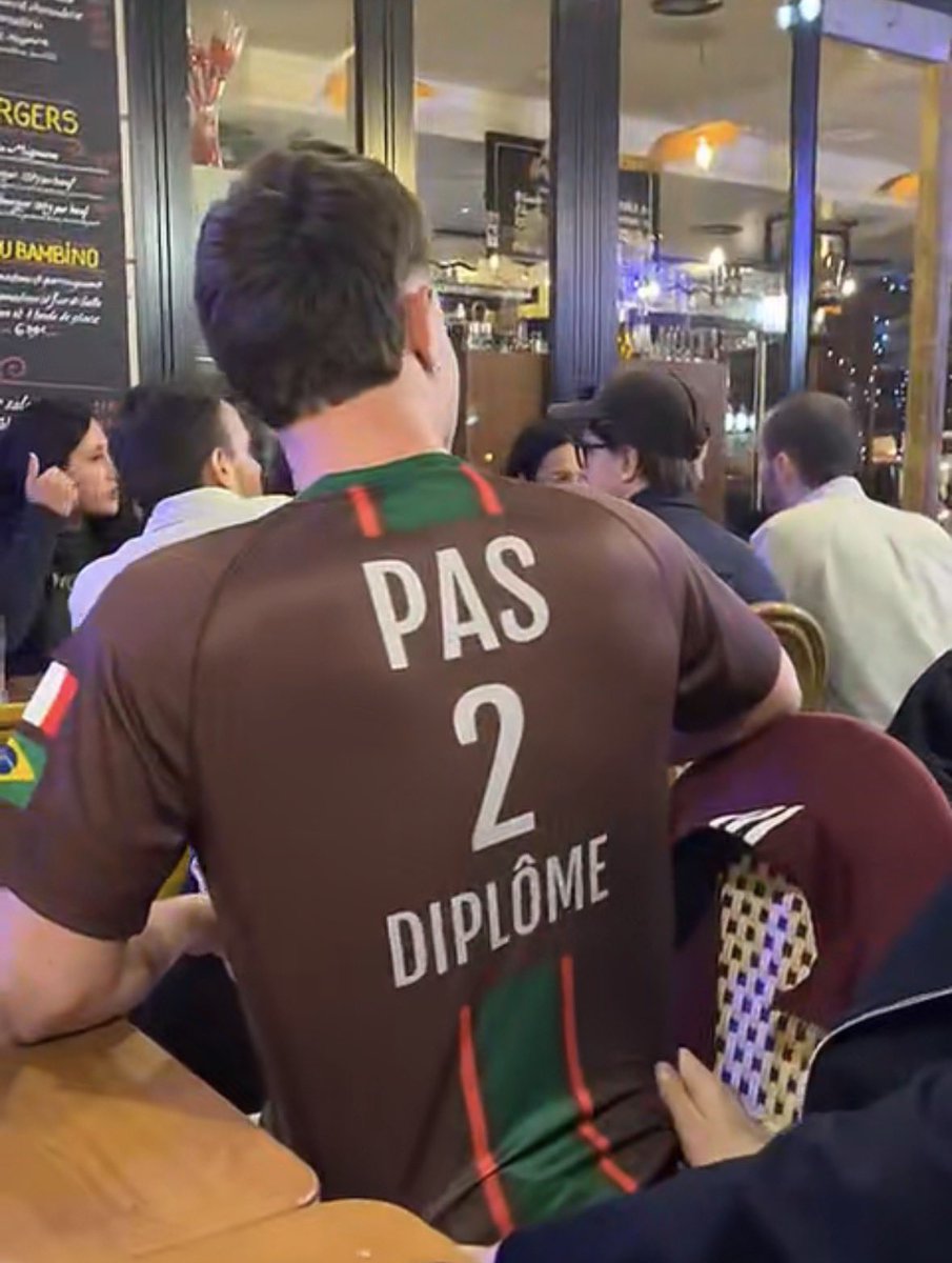 _Marcan_'s tweet photo. AHAHAHAHAH 7ANS APRES MON BAC J'AI ENFIN MA LICENCE https://t.co/31j8uTR30M