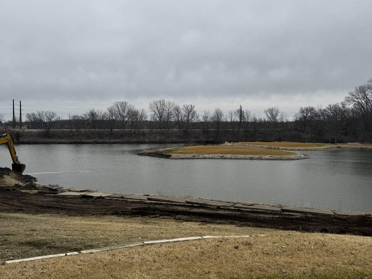 Drew_Boekholder's tweet photo. Before and after the removal of the land bridge on the “signature” hole. This area of the course is getting a major upgrade during this renovation. https://t.co/QYRSM3p07O