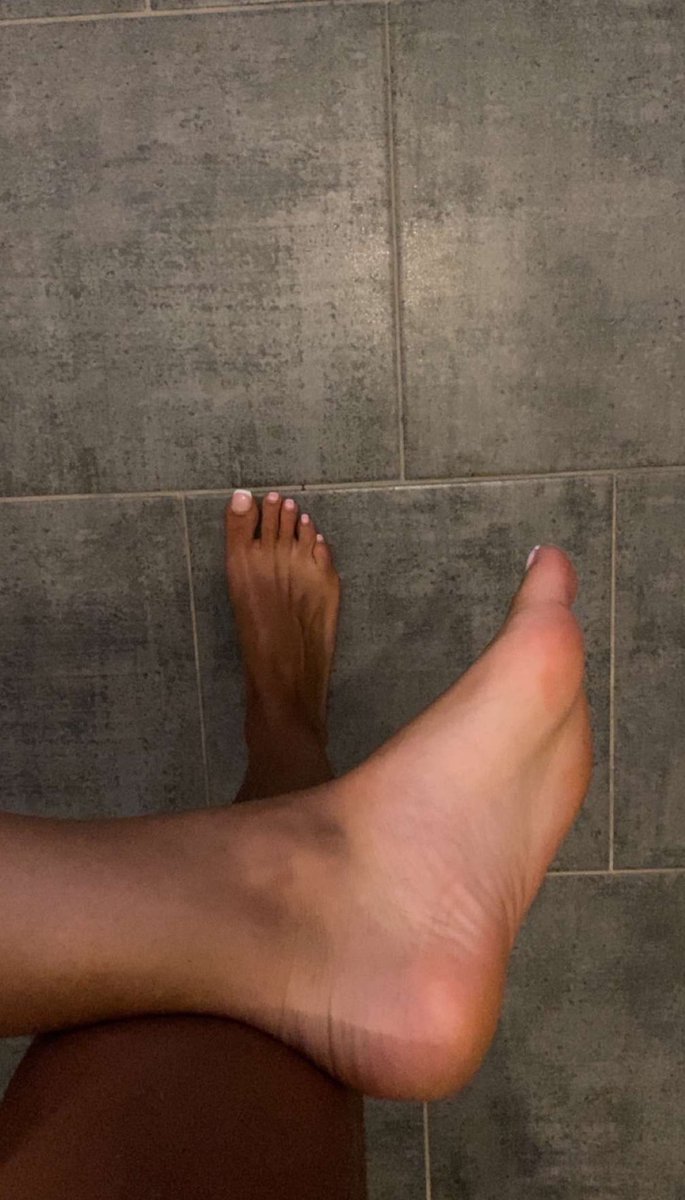reineeShai's tweet image. Qui vient lécher ? 

#chien #maitresse #reine #pieds #moneyslave #soumis #moneymiss