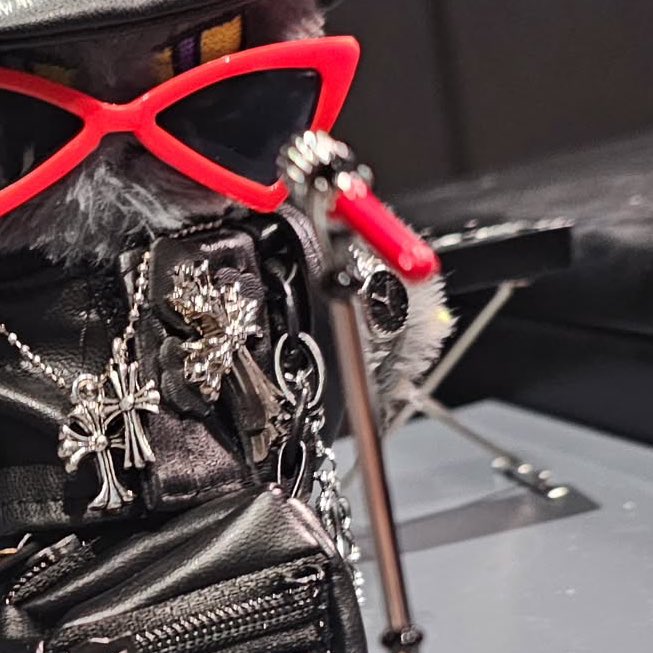 와 이 스껄이 진짜 ㅈㄴ 권력있으신게
크롬하츠만갖고계신게아니야
저기 숨겨진 롤리가 잇잔아.........