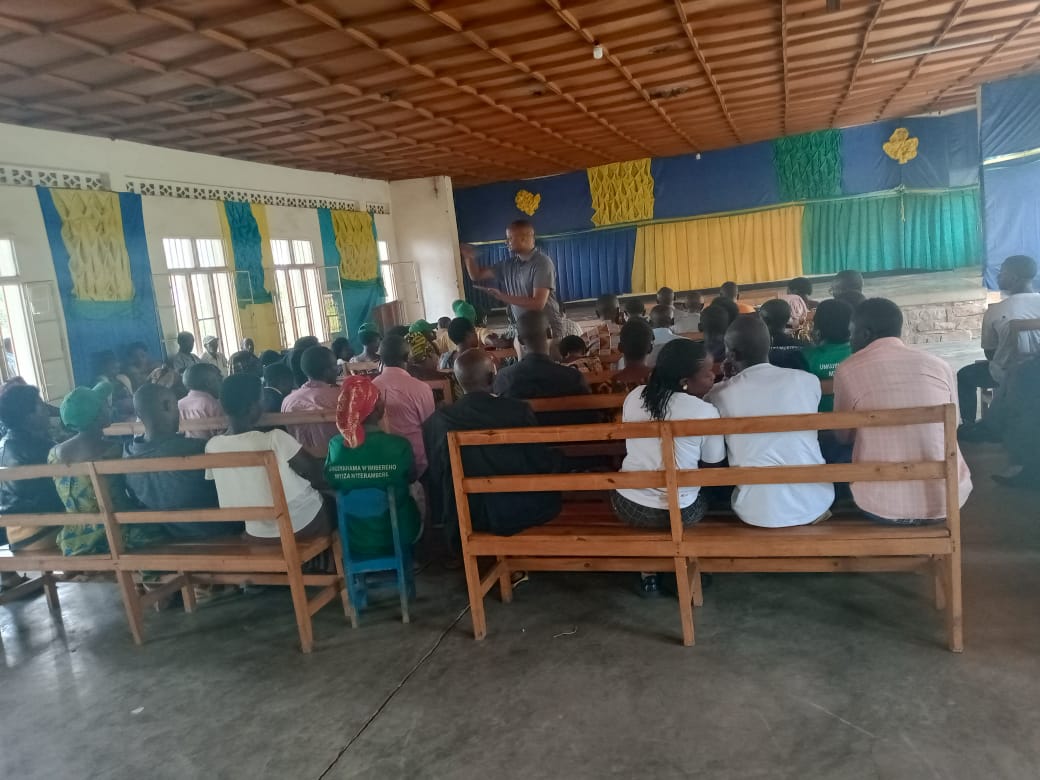 NyarugengeBuges's tweet image. Kuri uyu mugoroba wo kuwa 13/03/2026 mu murenge  @NyarugengeBuges  umunyamabanga nshingwabikorwa w'umurenge wa @NyarugengeBuges Bwana #KazunguInnocent ari kuganiriza ibyiciro bitandukanye: IZu,Para-Social,Mudugudu,Abanyamabanga nshingwabikorwa b'utugari, ni muri gahunda ya #GAD