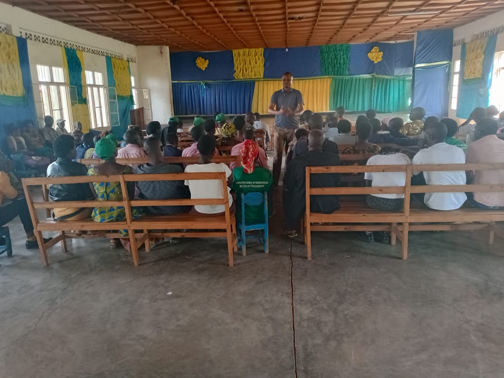 NyarugengeBuges's tweet image. Kuri uyu mugoroba wo kuwa 13/03/2026 mu murenge  @NyarugengeBuges  umunyamabanga nshingwabikorwa w'umurenge wa @NyarugengeBuges Bwana #KazunguInnocent ari kuganiriza ibyiciro bitandukanye: IZu,Para-Social,Mudugudu,Abanyamabanga nshingwabikorwa b'utugari, ni muri gahunda ya #GAD